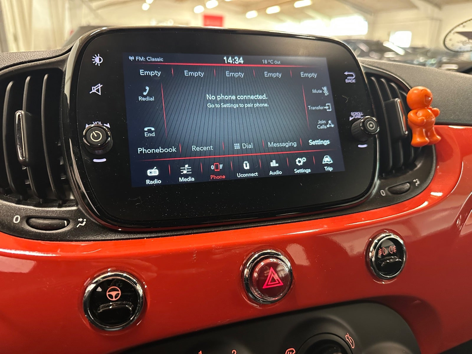 Orange Fiat 500 fra 2024
