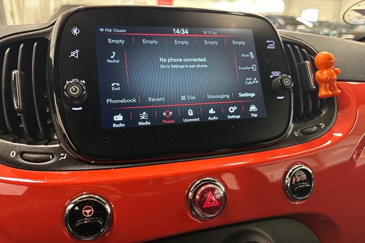 Orange Fiat 500 fra 2024