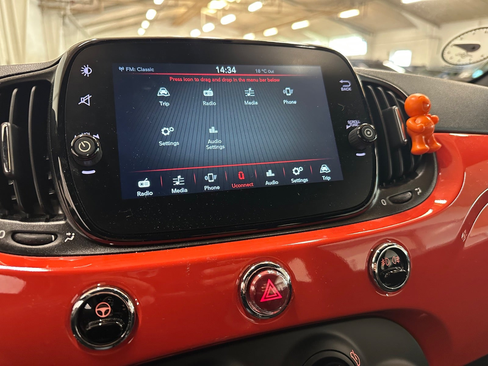 Orange Fiat 500 fra 2024