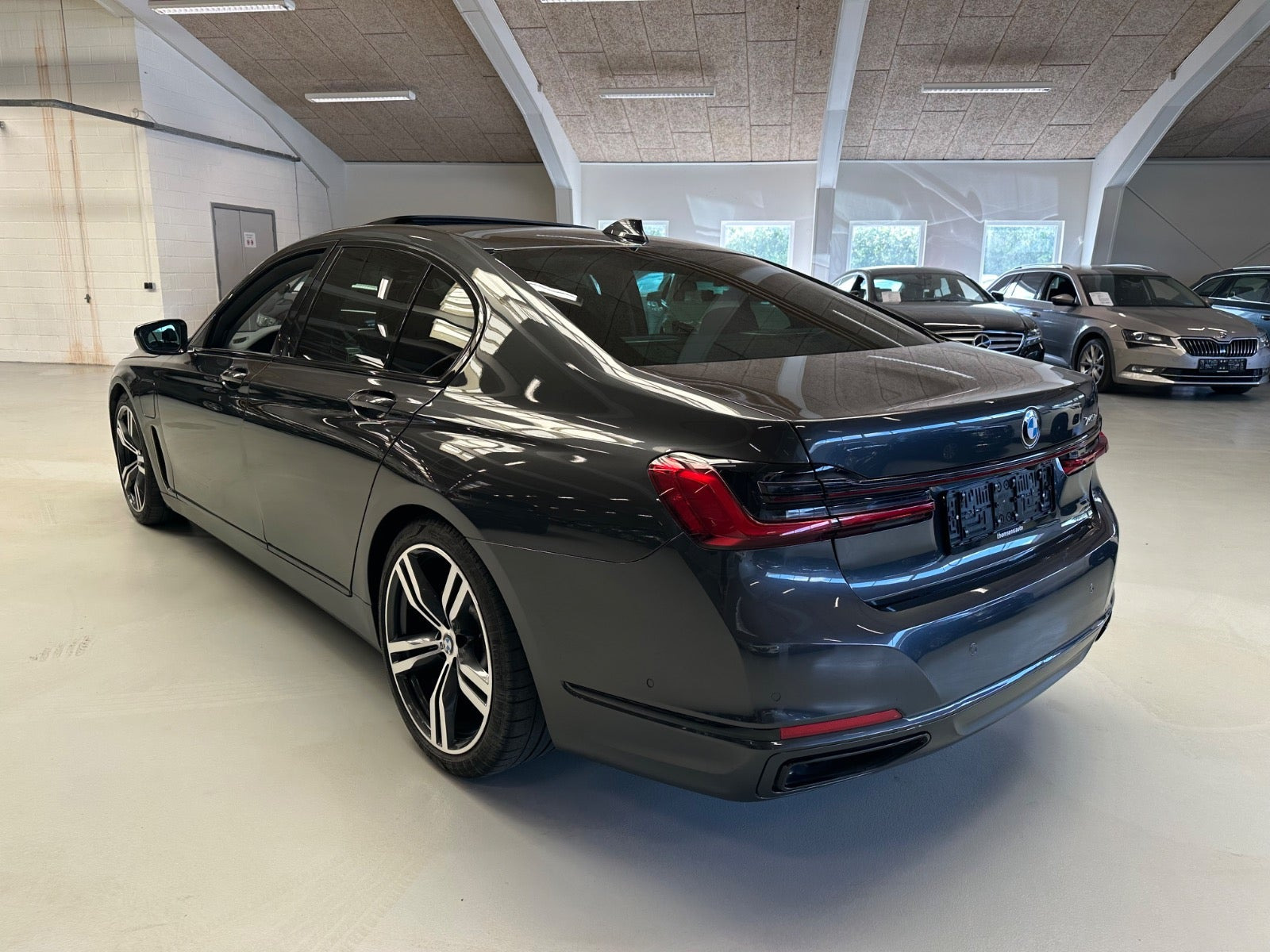 Sort BMW 745e fra 2020