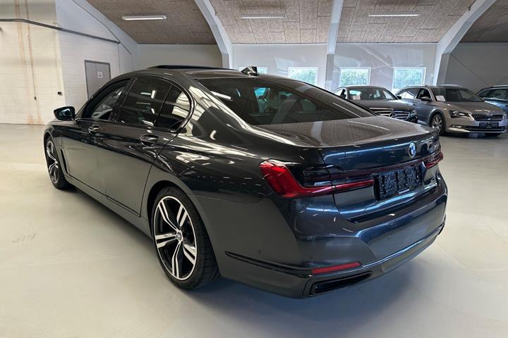 Sort BMW 745e fra 2020