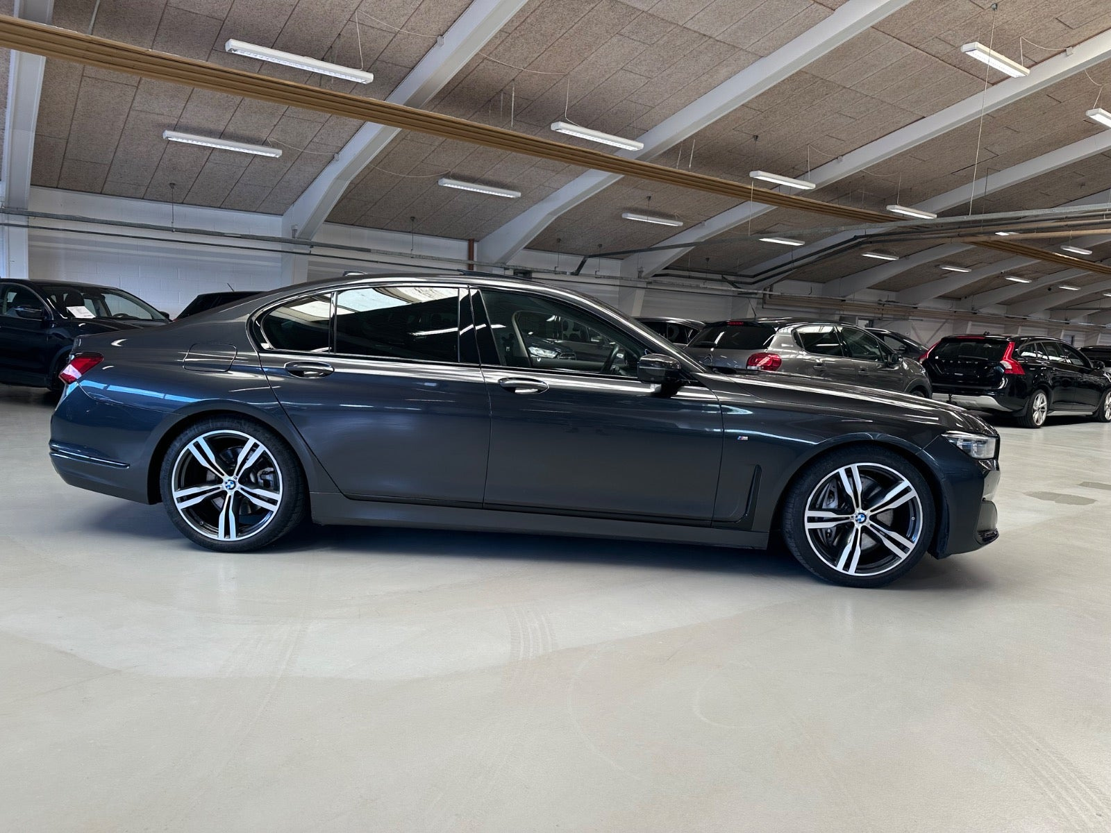 Sort BMW 745e fra 2020