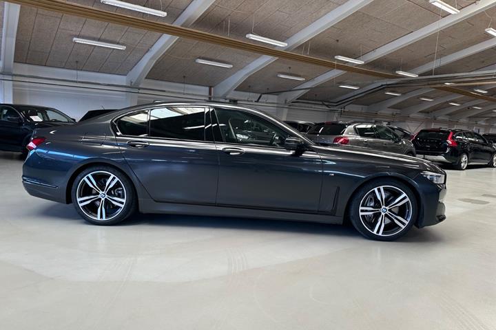 Sort BMW 745e fra 2020