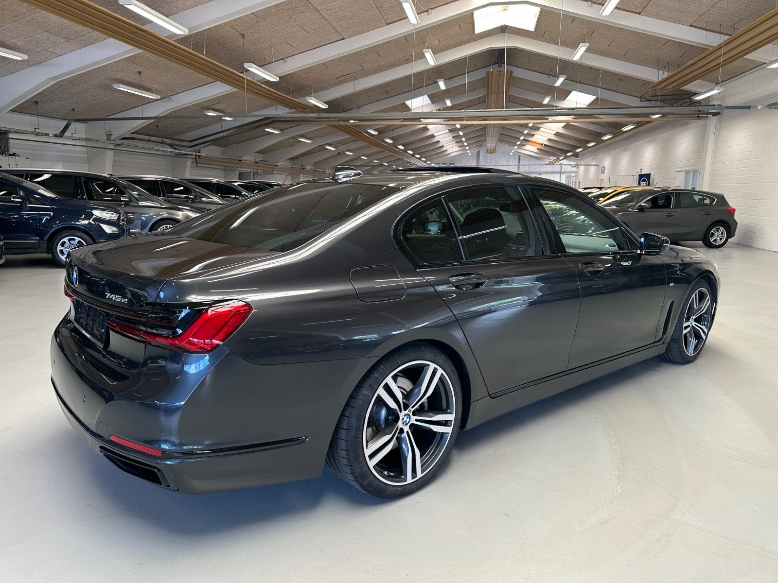 Sort BMW 745e fra 2020