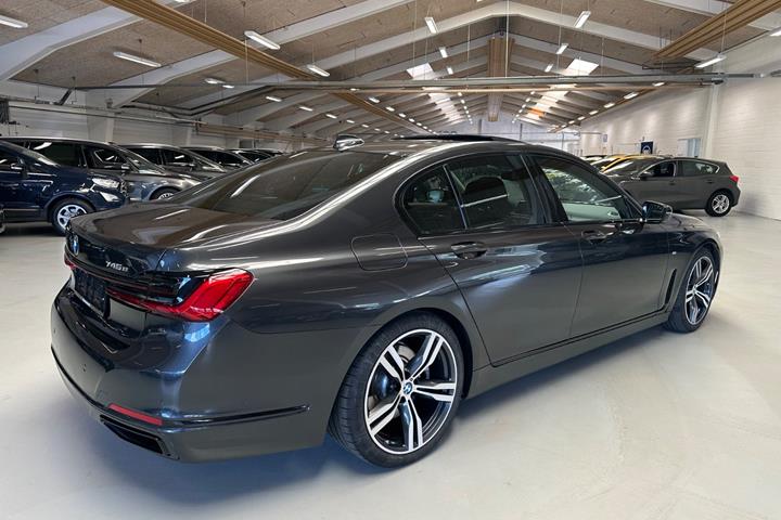Sort BMW 745e fra 2020