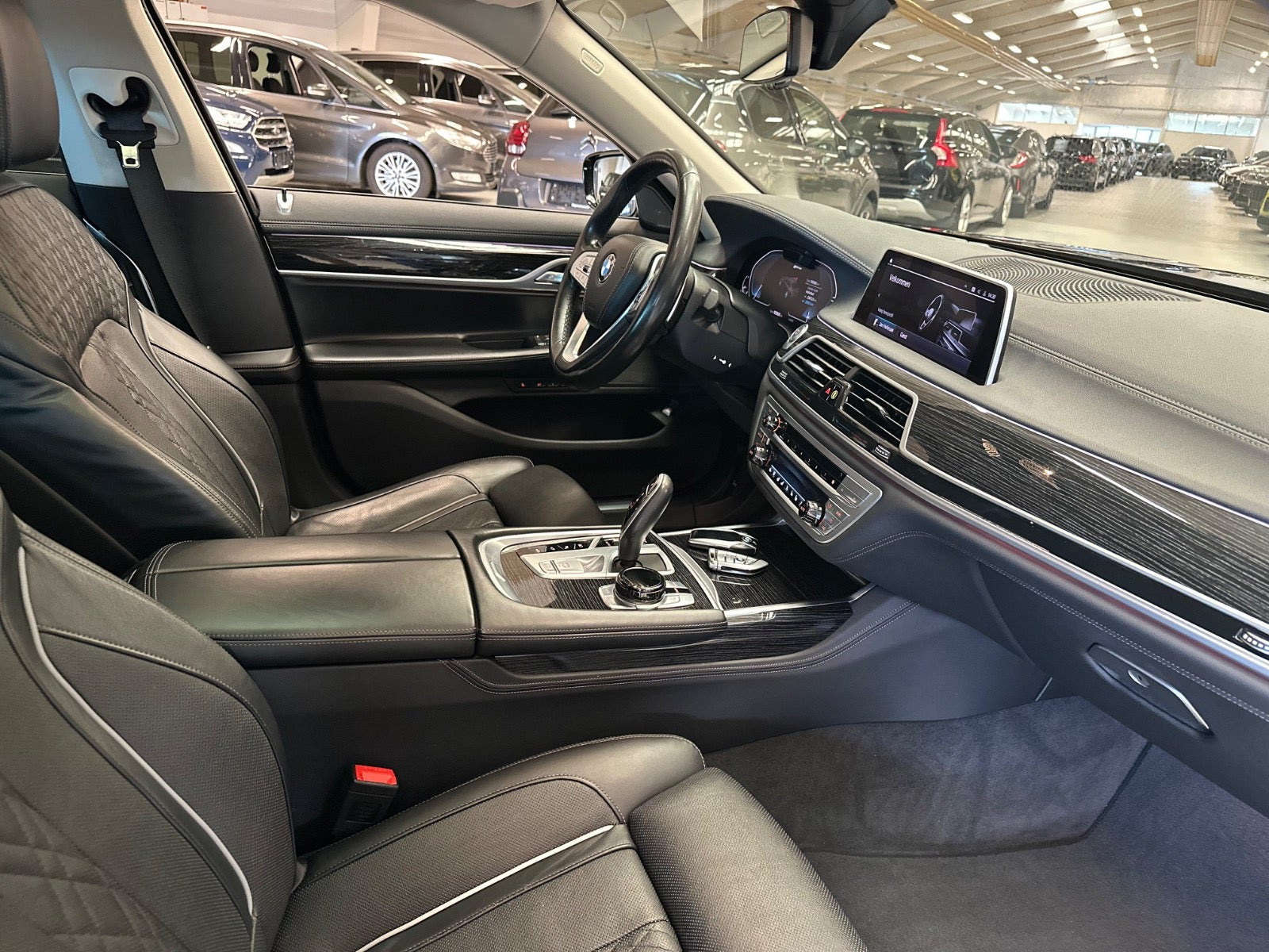 Sort BMW 745e fra 2020