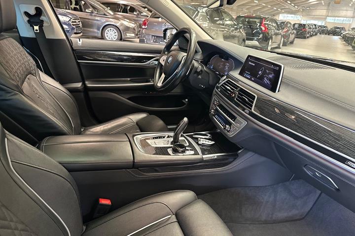 Sort BMW 745e fra 2020