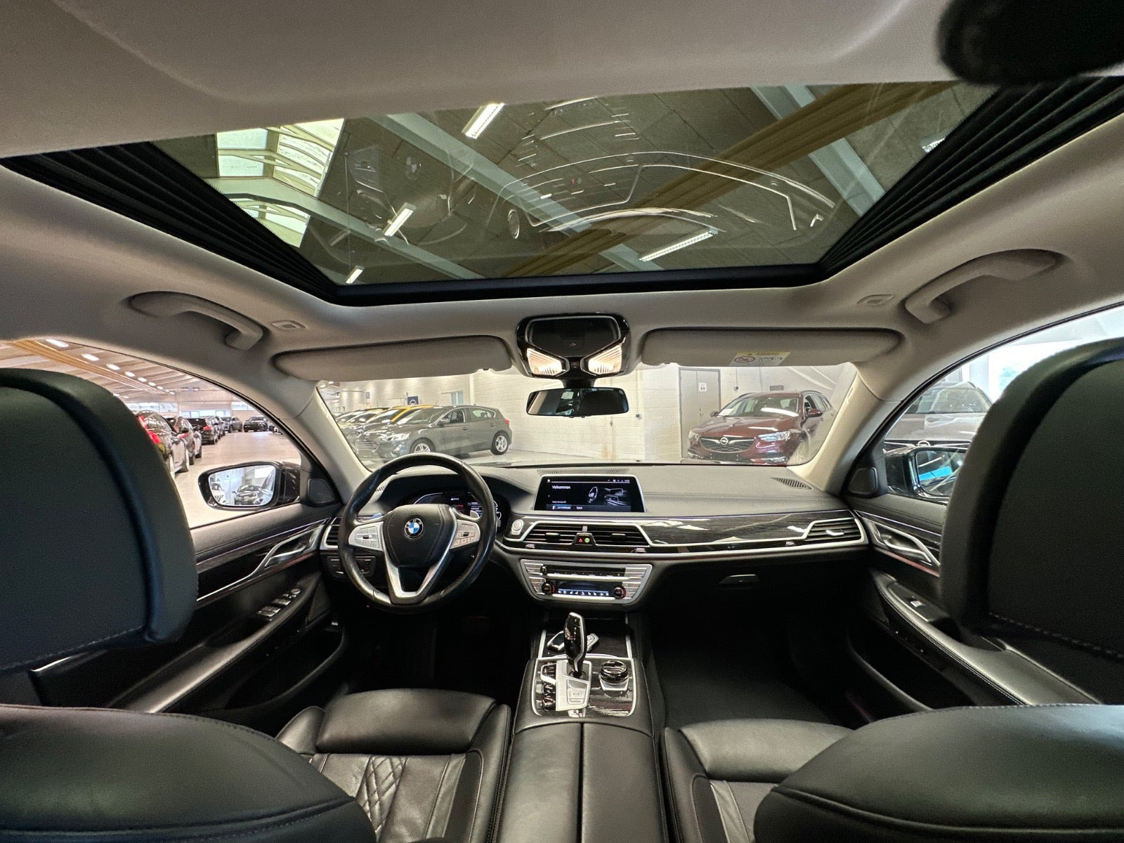 Sort BMW 745e fra 2020