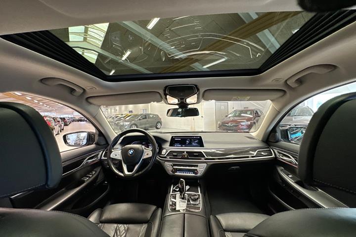 Sort BMW 745e fra 2020