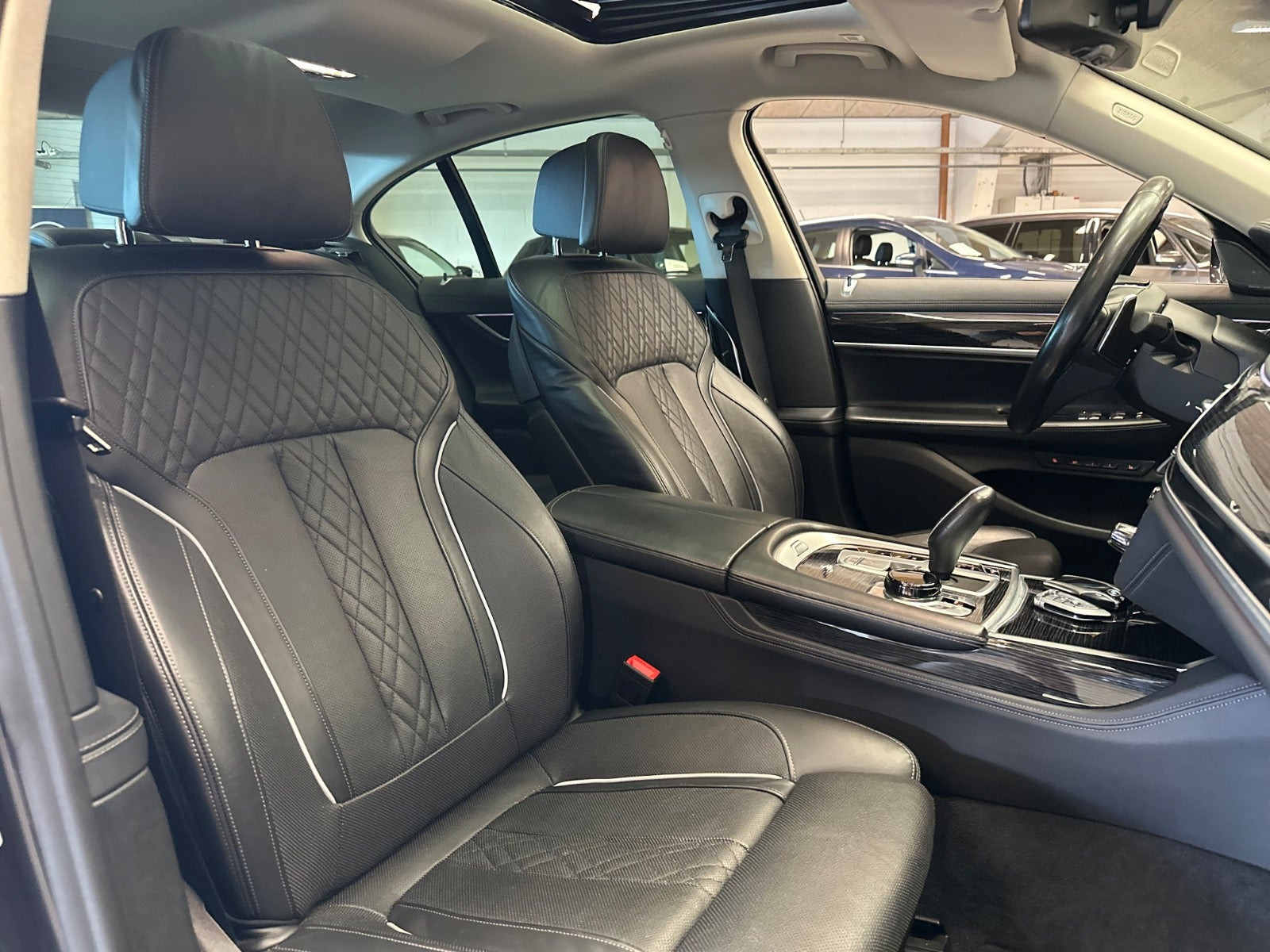 Sort BMW 745e fra 2020