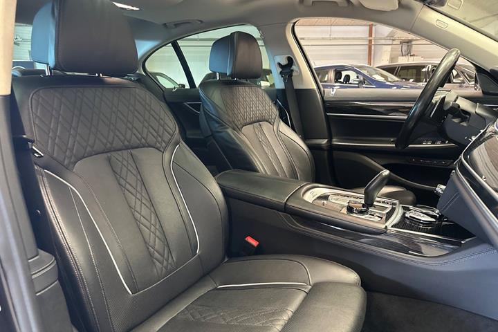 Sort BMW 745e fra 2020