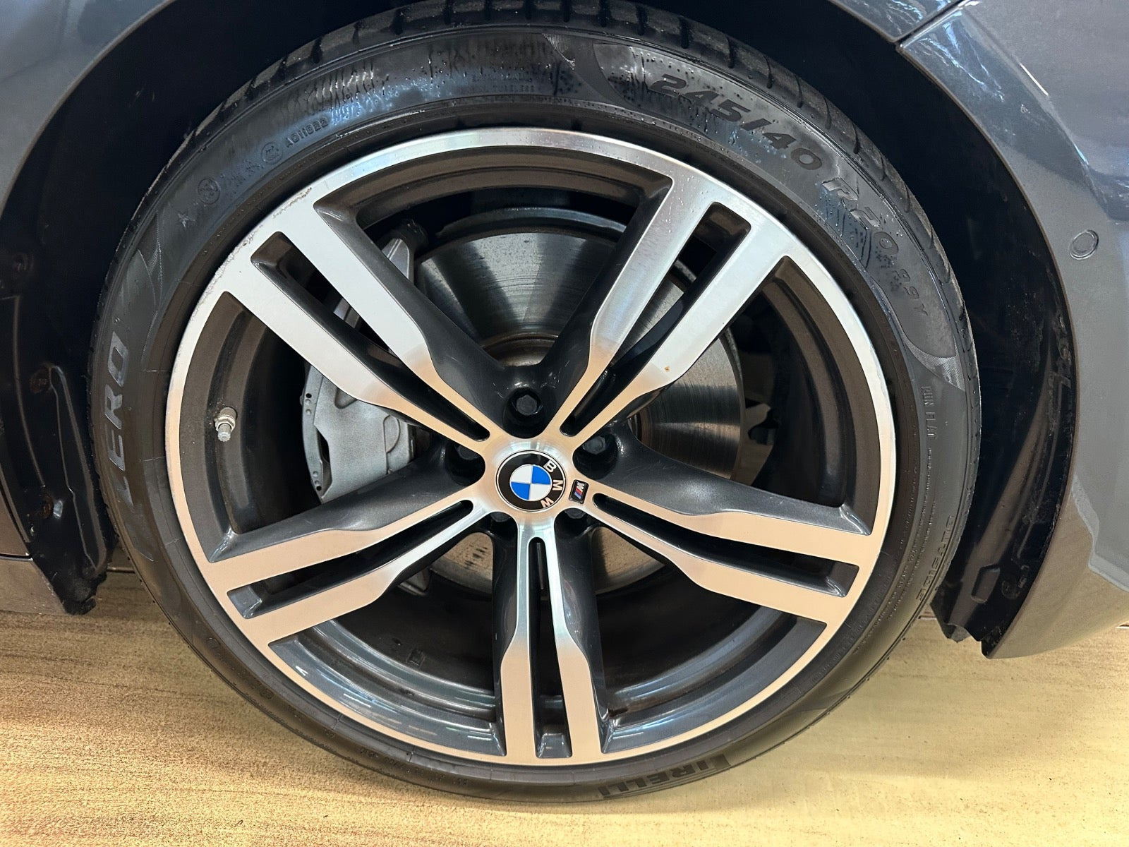 Sort BMW 745e fra 2020