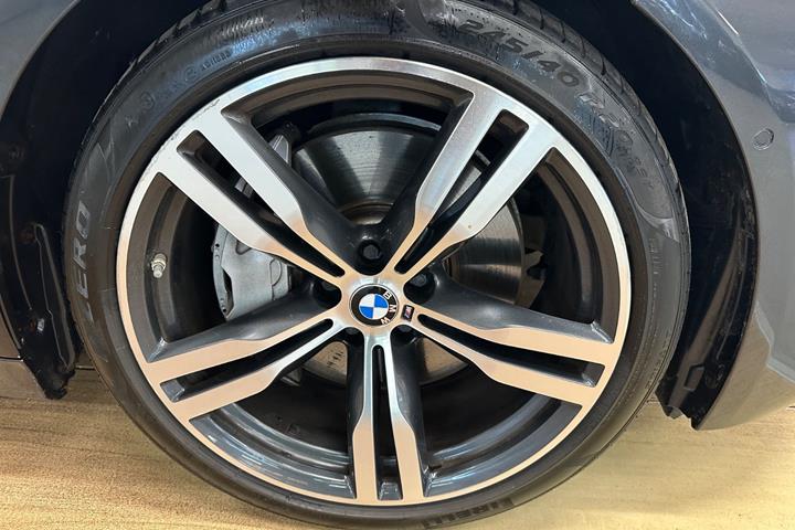 Sort BMW 745e fra 2020