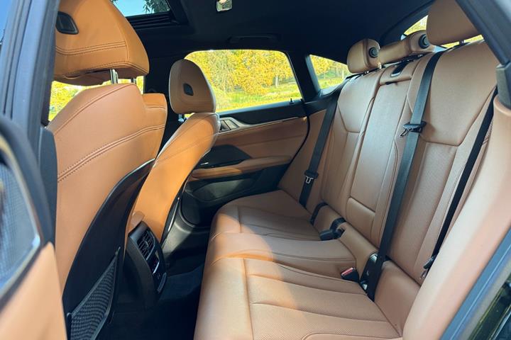 Grøn BMW i4 fra 2024