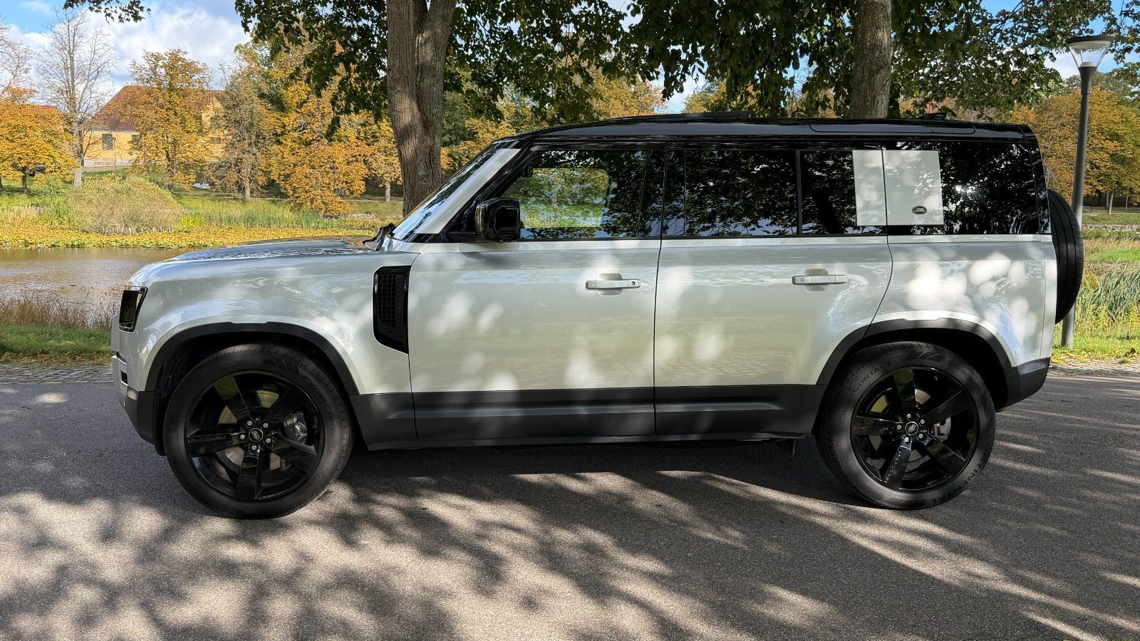 Grøn Land Rover Defender 110 fra 2020