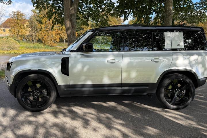Grøn Land Rover Defender 110 fra 2020