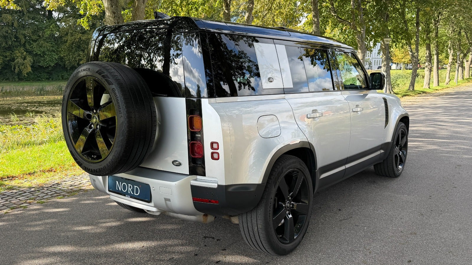 Grøn Land Rover Defender 110 fra 2020