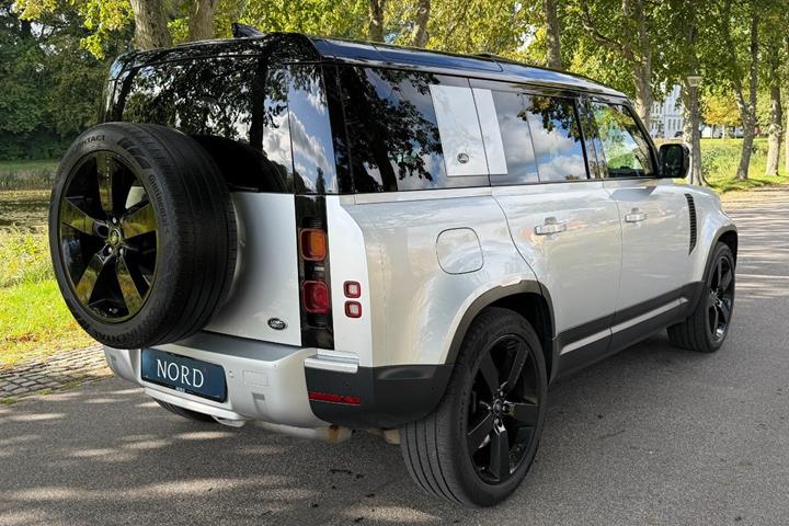 Grøn Land Rover Defender 110 fra 2020