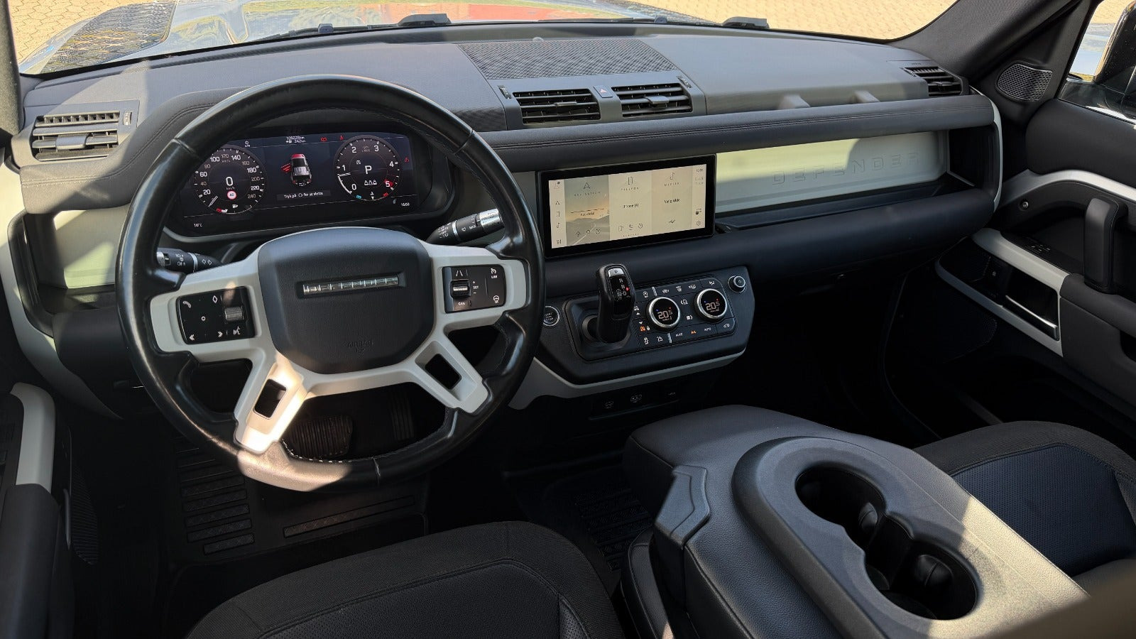 Grøn Land Rover Defender 110 fra 2020