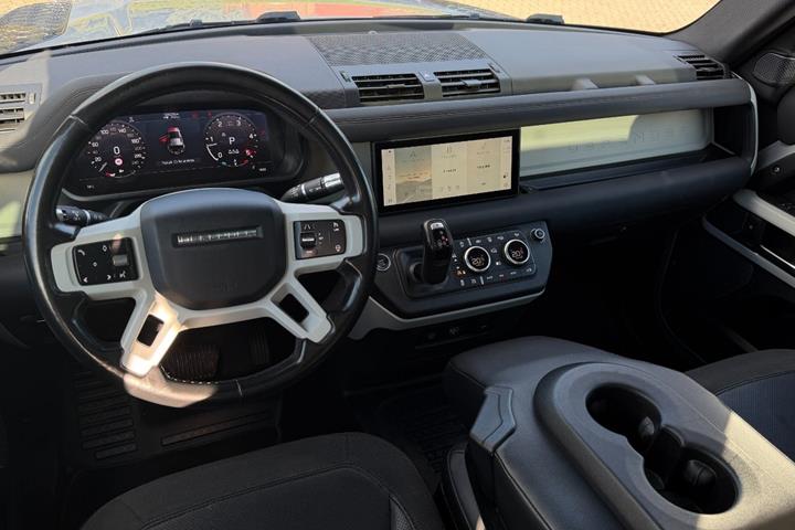 Grøn Land Rover Defender 110 fra 2020