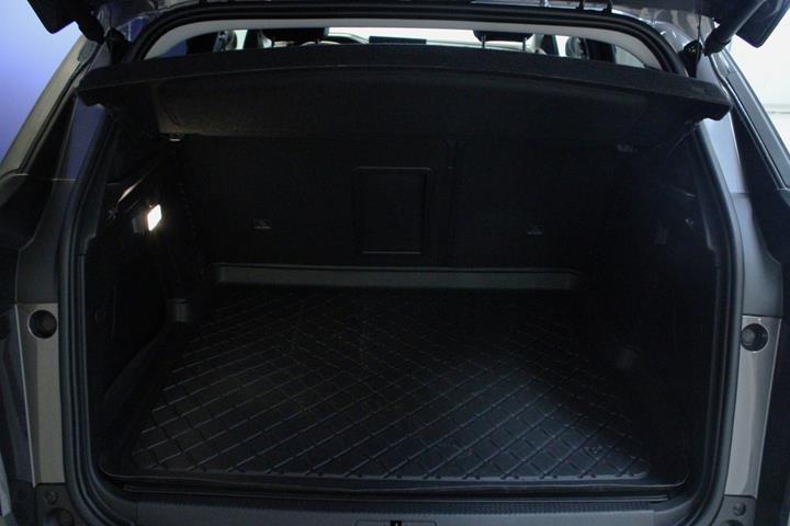 Grå Peugeot 3008 fra 2021