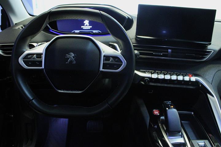 Grå Peugeot 3008 fra 2021