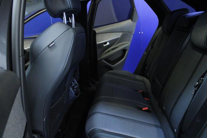 Grå Peugeot 3008 fra 2021