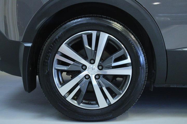 Grå Peugeot 3008 fra 2021