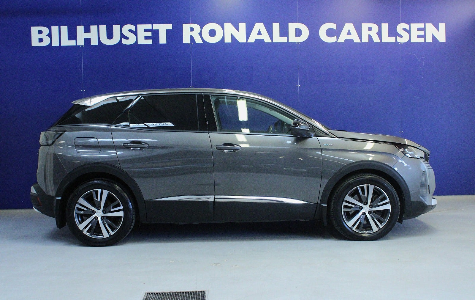Grå Peugeot 3008 fra 2021