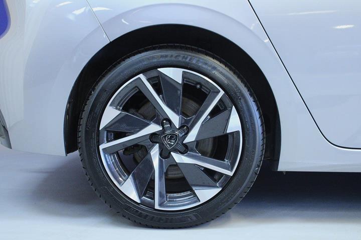 Sølv Peugeot 308 fra 2023
