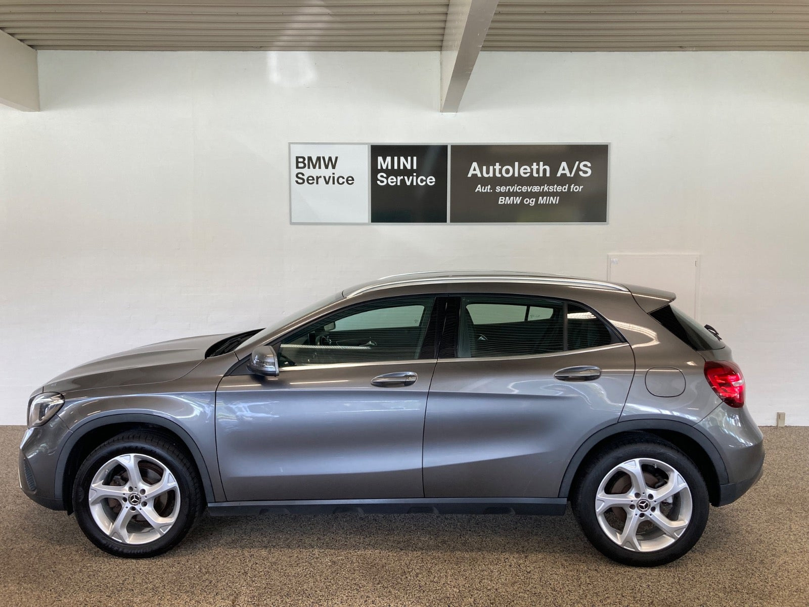 Grå Mercedes GLA200 fra 2017