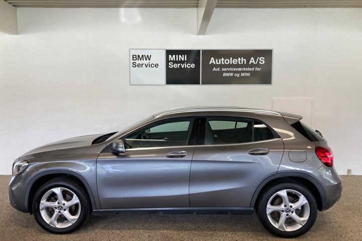 Grå Mercedes GLA200 fra 2017