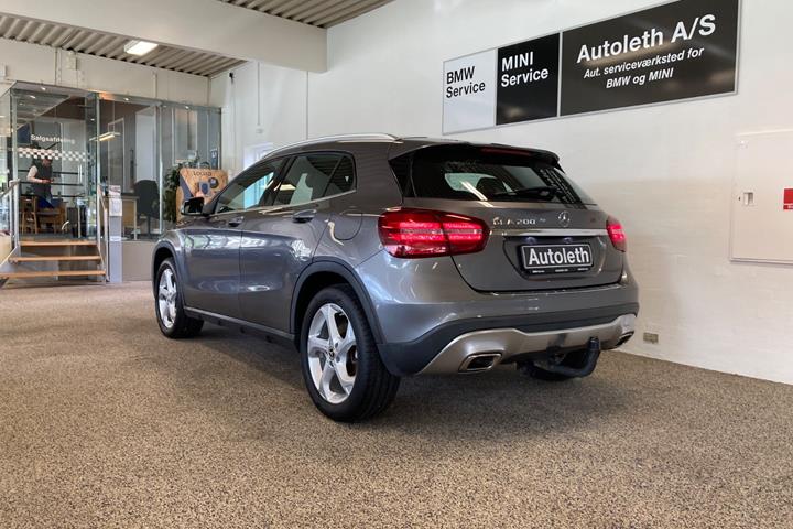 Grå Mercedes GLA200 fra 2017