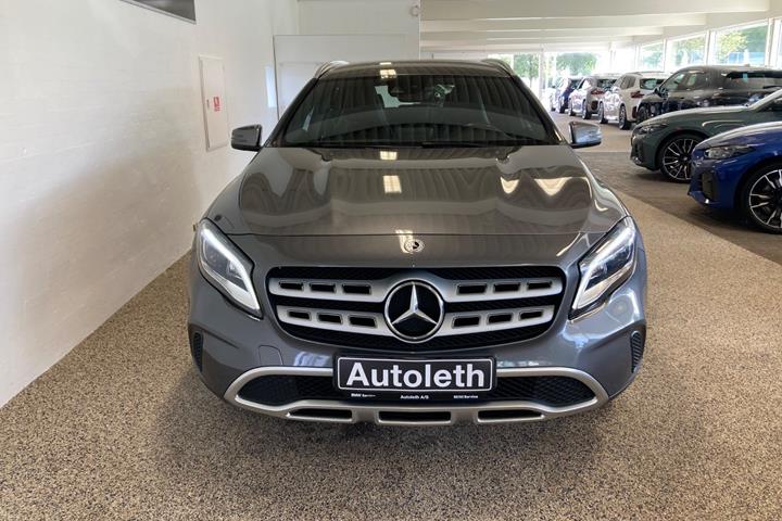 Grå Mercedes GLA200 fra 2017