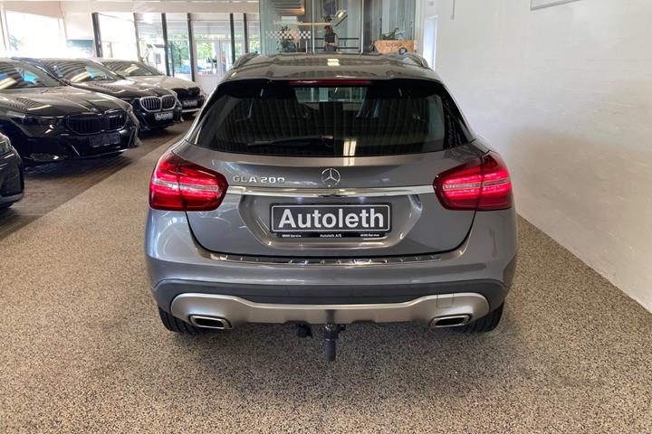 Grå Mercedes GLA200 fra 2017