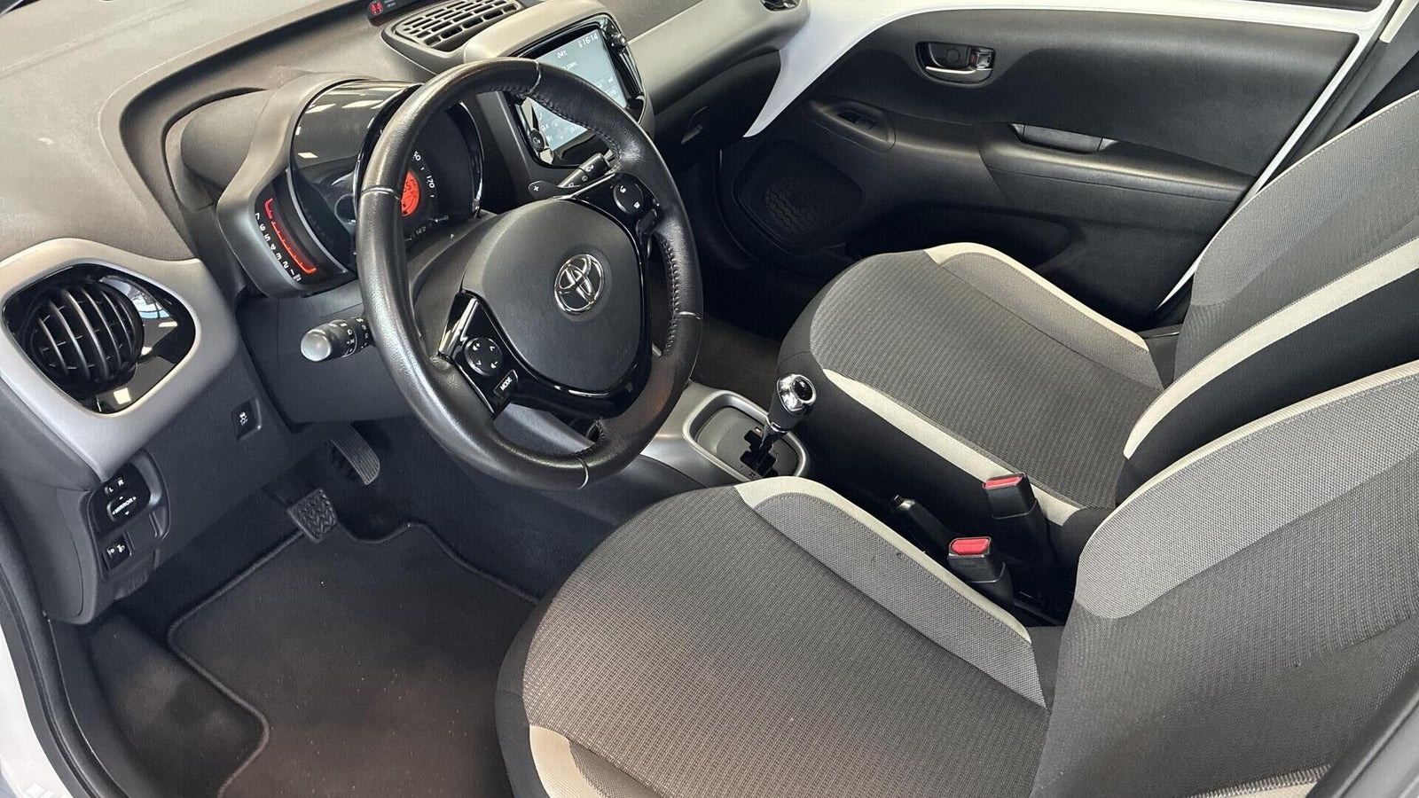 Hvid Toyota Aygo fra 2021
