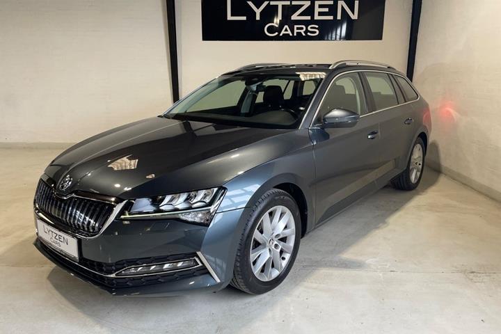 Grå Skoda Superb fra 2021