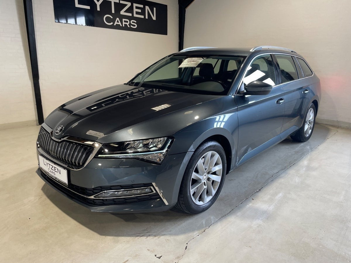 Grå Skoda Superb fra 2021