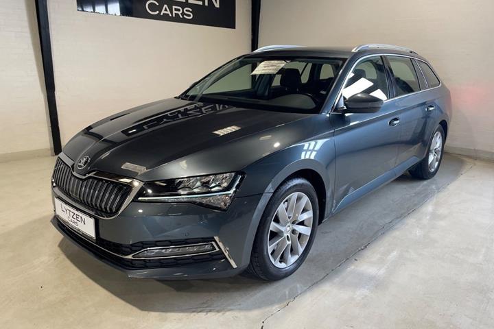 Grå Skoda Superb fra 2021