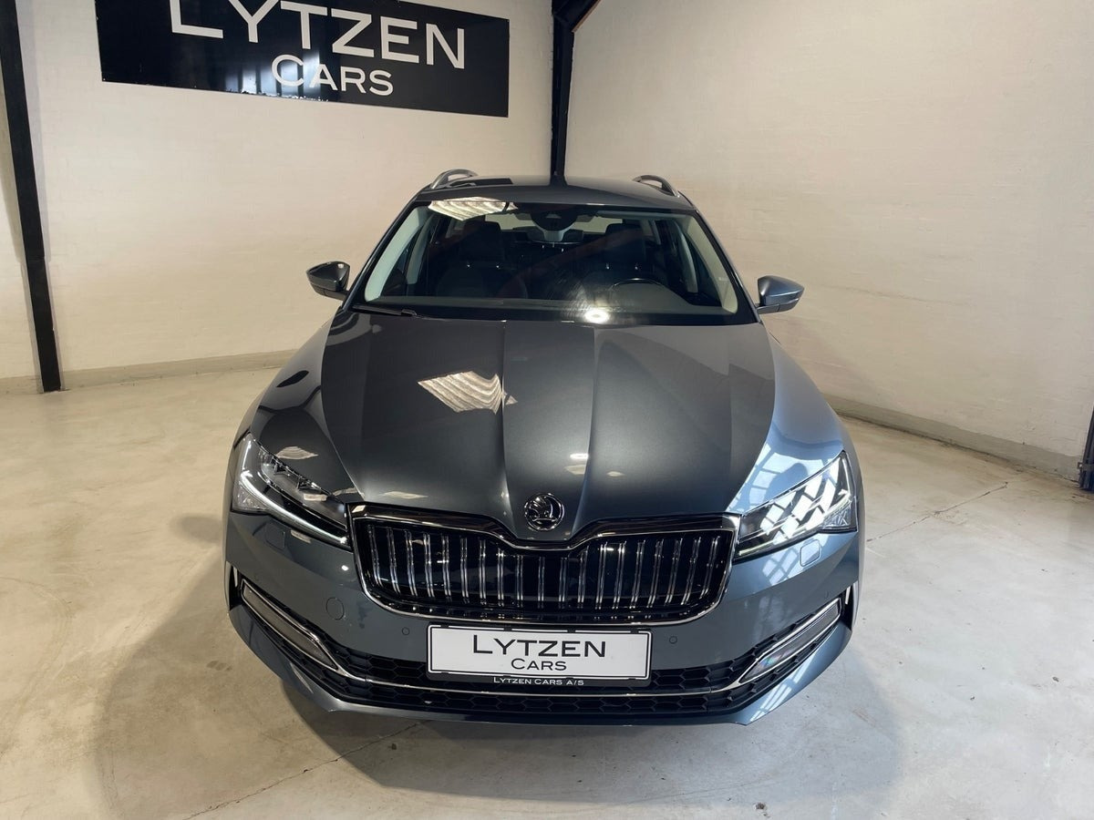 Grå Skoda Superb fra 2021