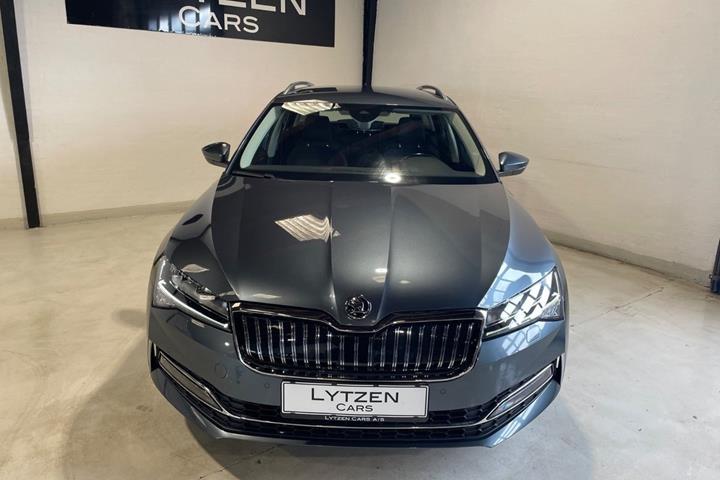 Grå Skoda Superb fra 2021