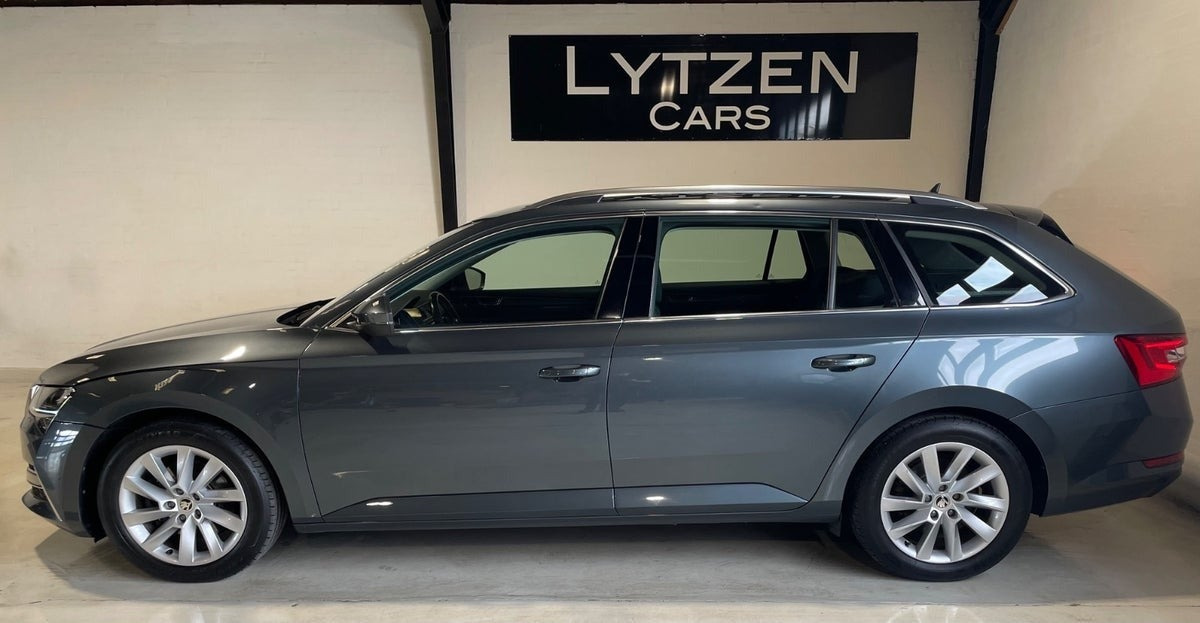 Grå Skoda Superb fra 2021