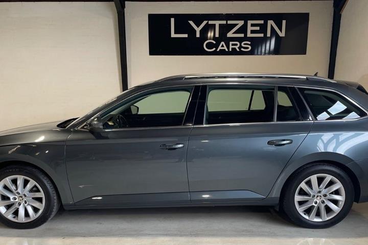 Grå Skoda Superb fra 2021