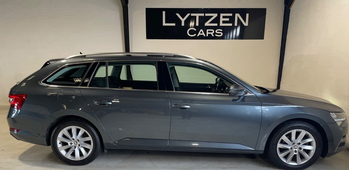 Grå Skoda Superb fra 2021