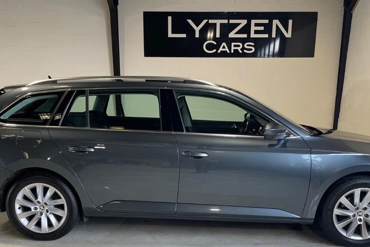 Grå Skoda Superb fra 2021