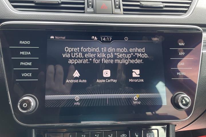 Grå Skoda Superb fra 2021