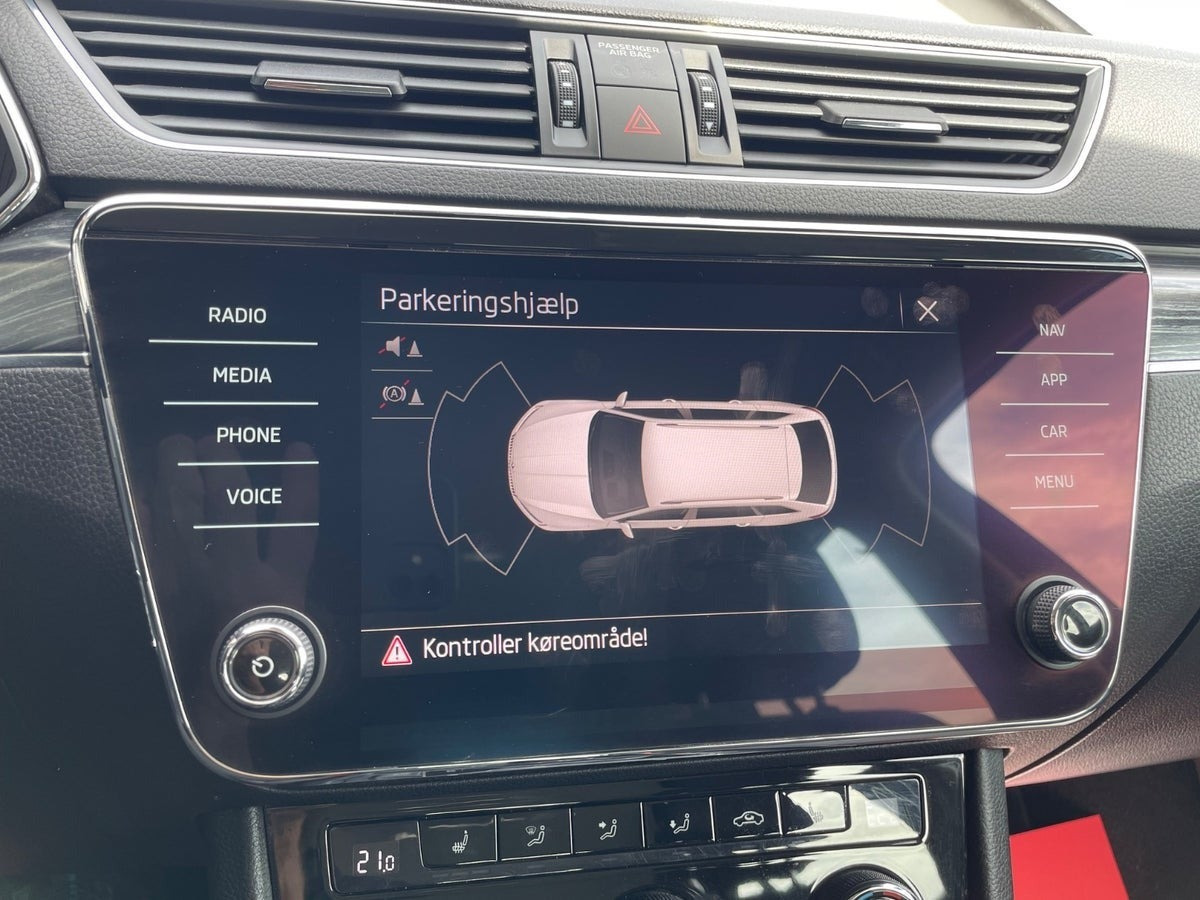 Grå Skoda Superb fra 2021