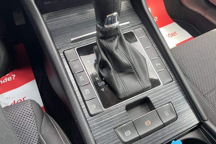 Grå Skoda Superb fra 2021