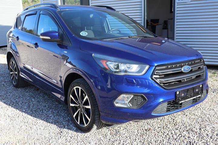 Blå Ford Kuga fra 2017