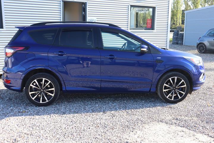 Blå Ford Kuga fra 2017